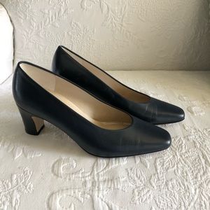 Vintage navy leather pumps. Size 6